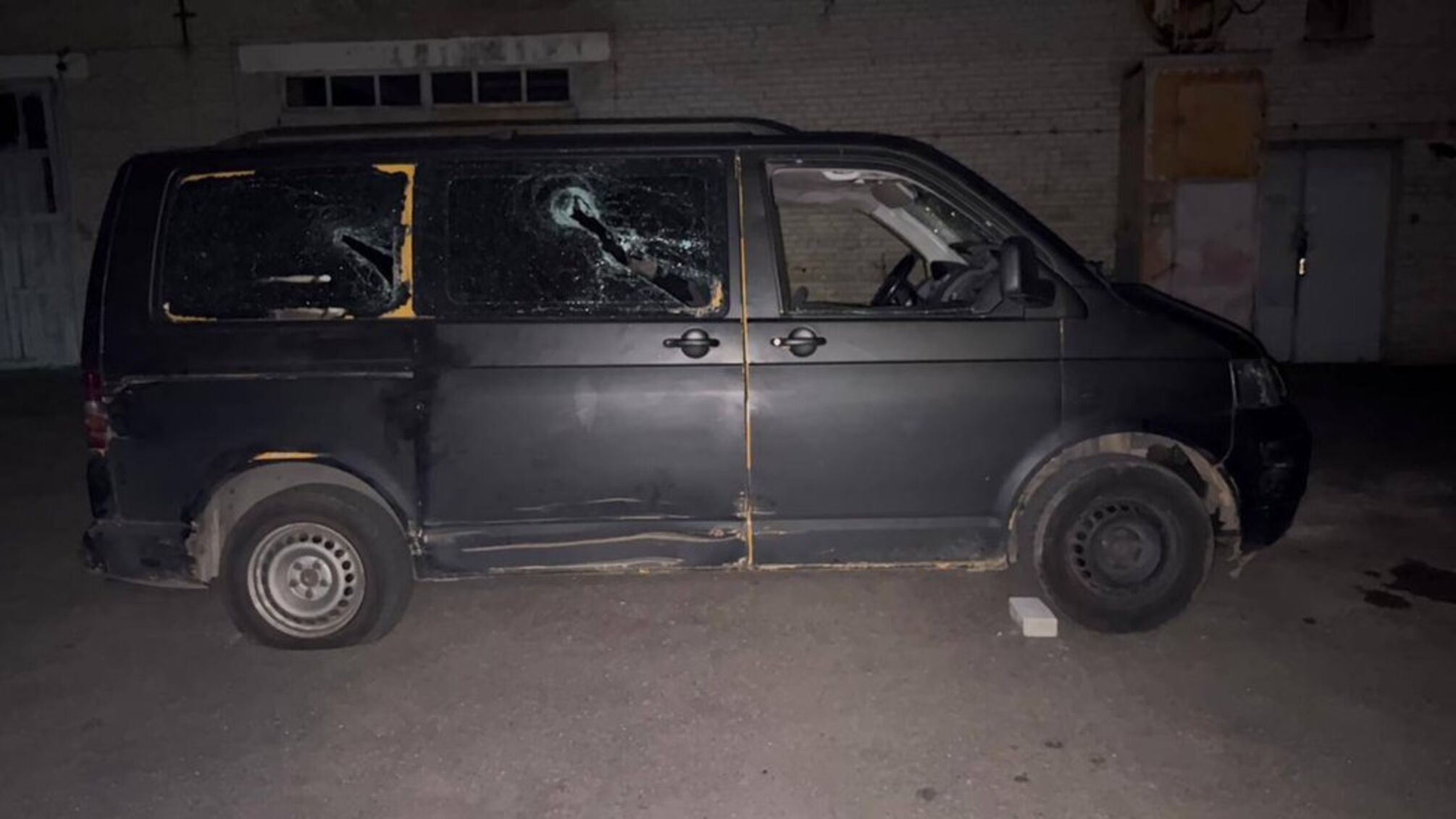 В Луцке около 30 человек напали на военных ТЦК и разбили служебный автомобиль