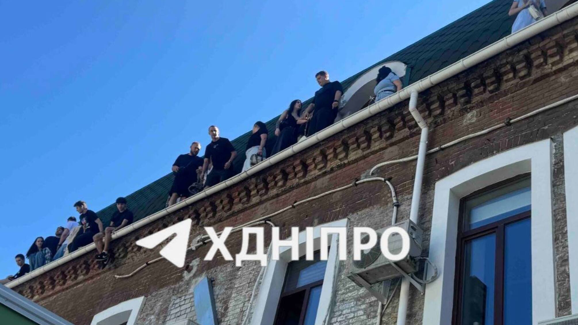 Вистрибували з вікон під час обшуків: у Дніпрі накрили черговий шахрайський кол-центр