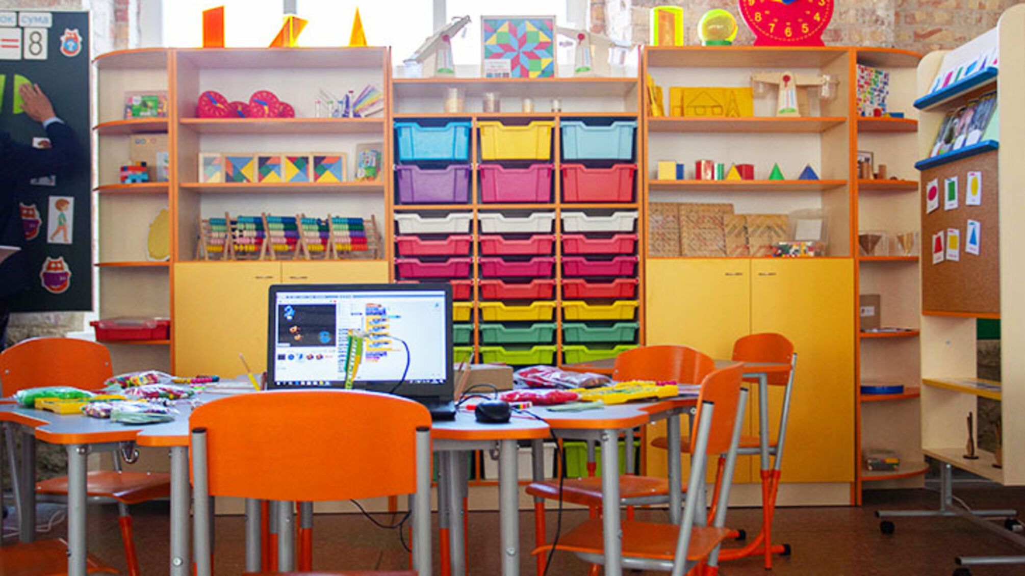 Должностное лицо 'Образовательного агентства' будет судить за растрату средств при закупке для школ