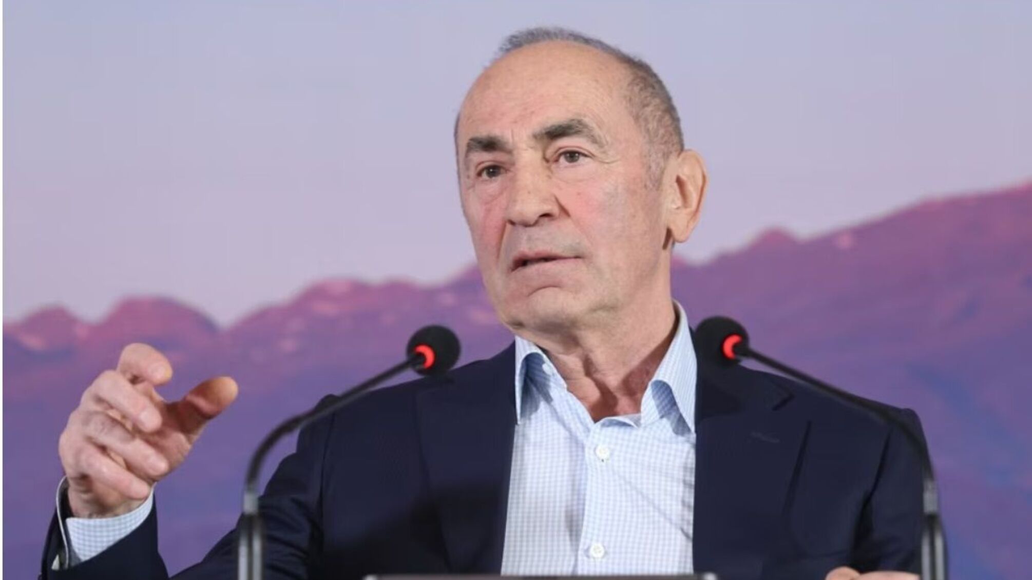 У Вірменії обшуки у Роберта Кочаряна та його сина: експрезидента доставили до Антикорупційного комітету