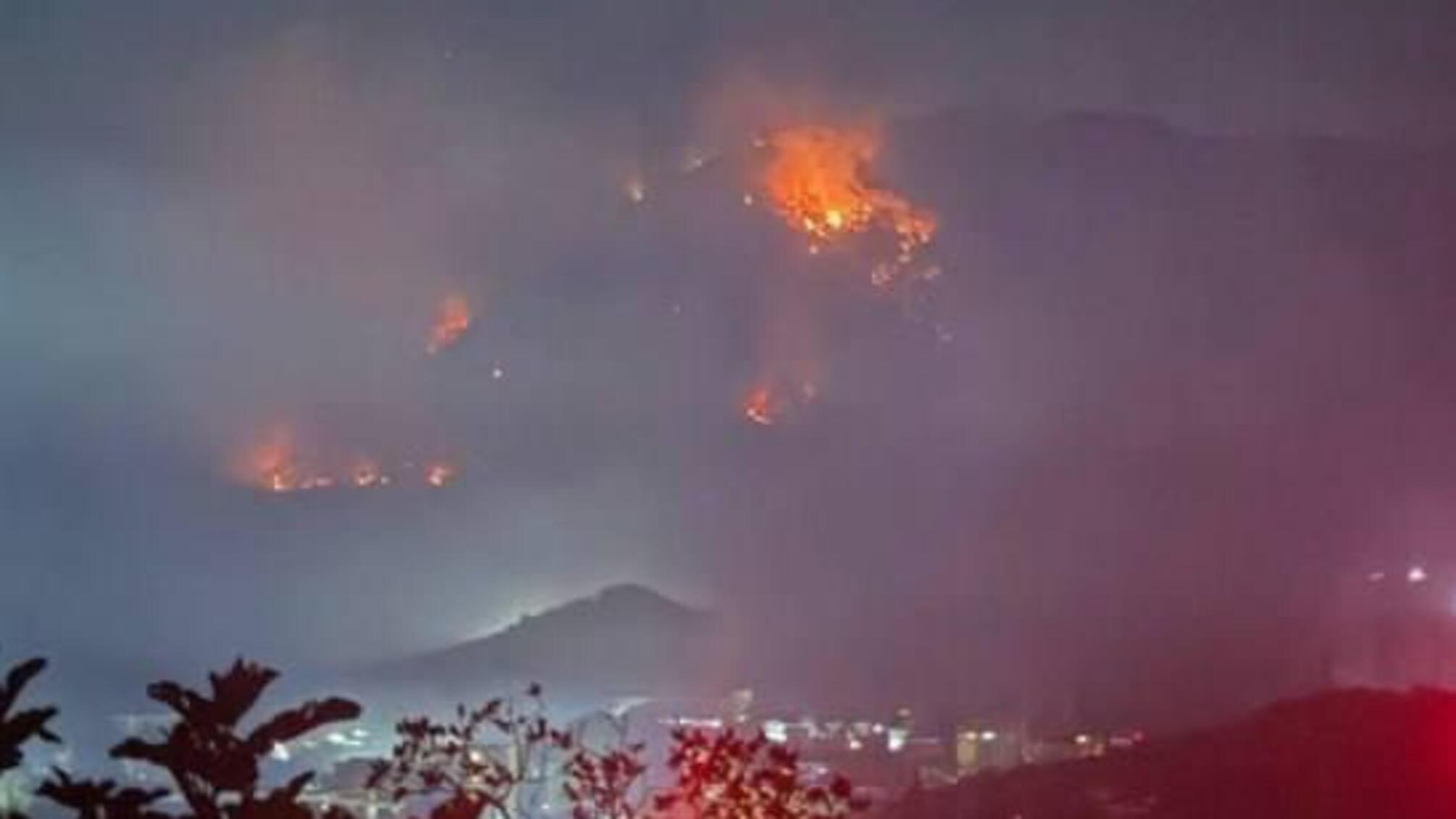 В Крыму седьмой день не могут потушить пожар у Ялты: огонь охватил 50 гектаров