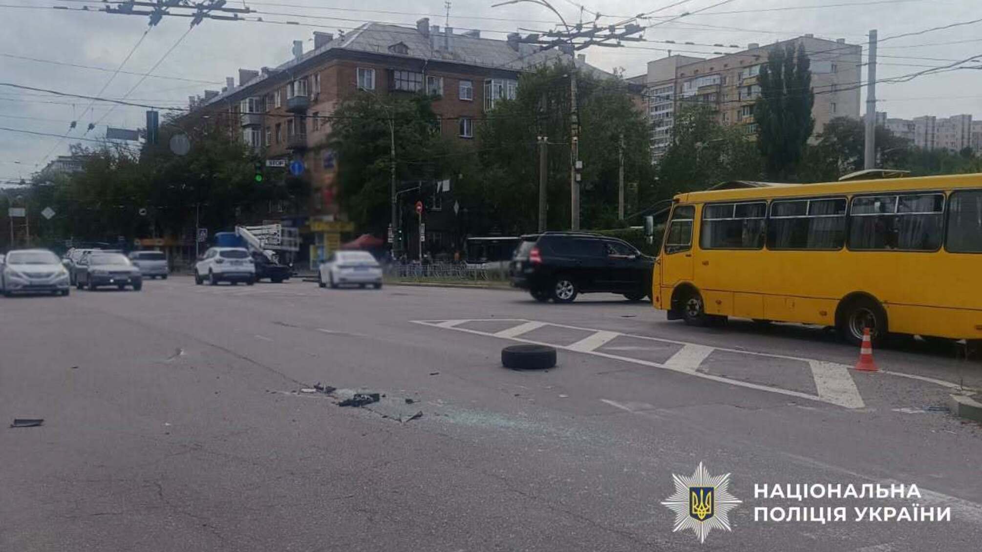 Водій їхав на червоне: у Києві зіткнулися мікроавтобус і Toyota, є постраждалі