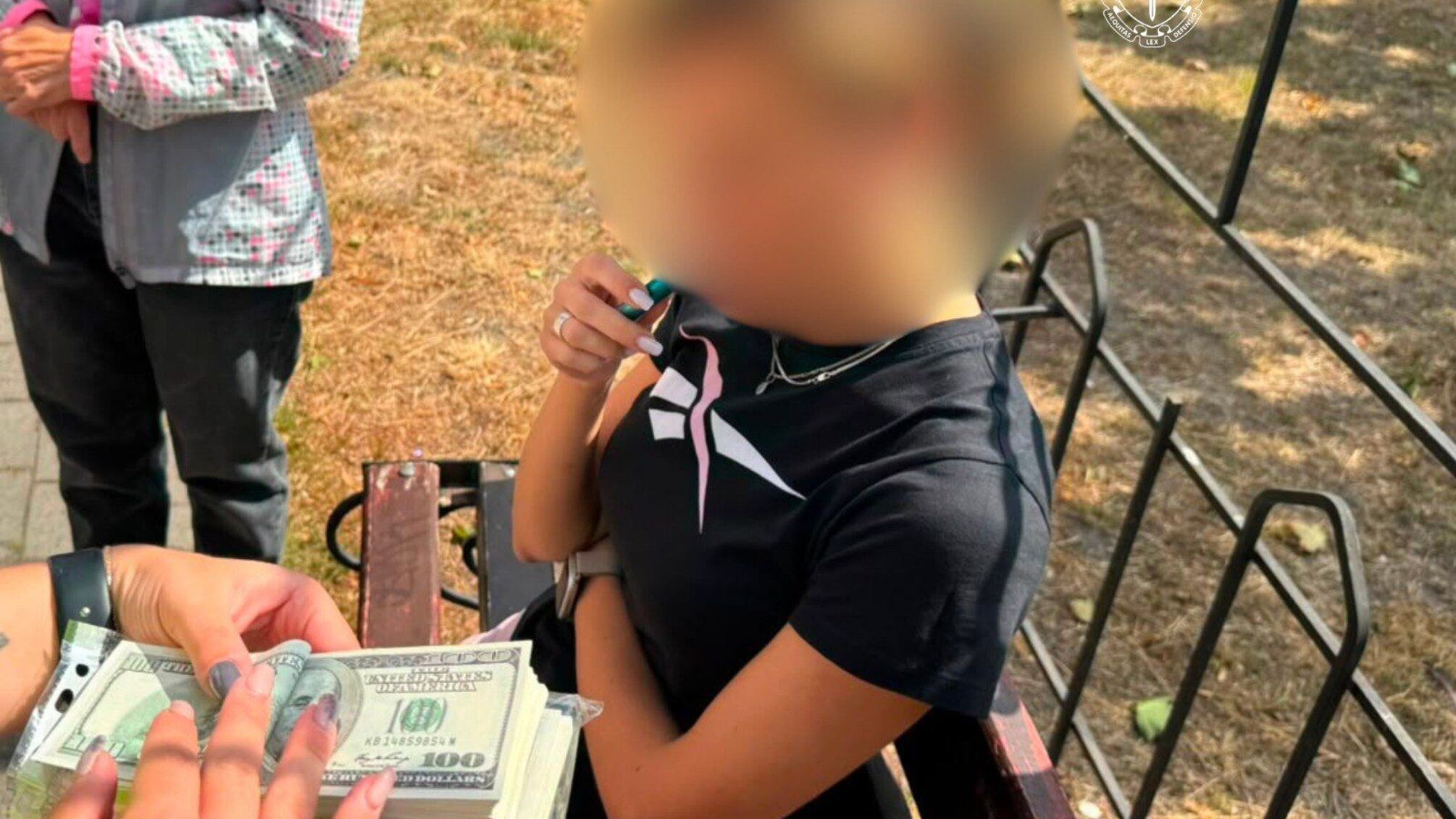 За $20 тисяч обіцяли 'бронь' і виїзд за кордон: у Києві затримали працівницю Червоного Хреста та волонтера