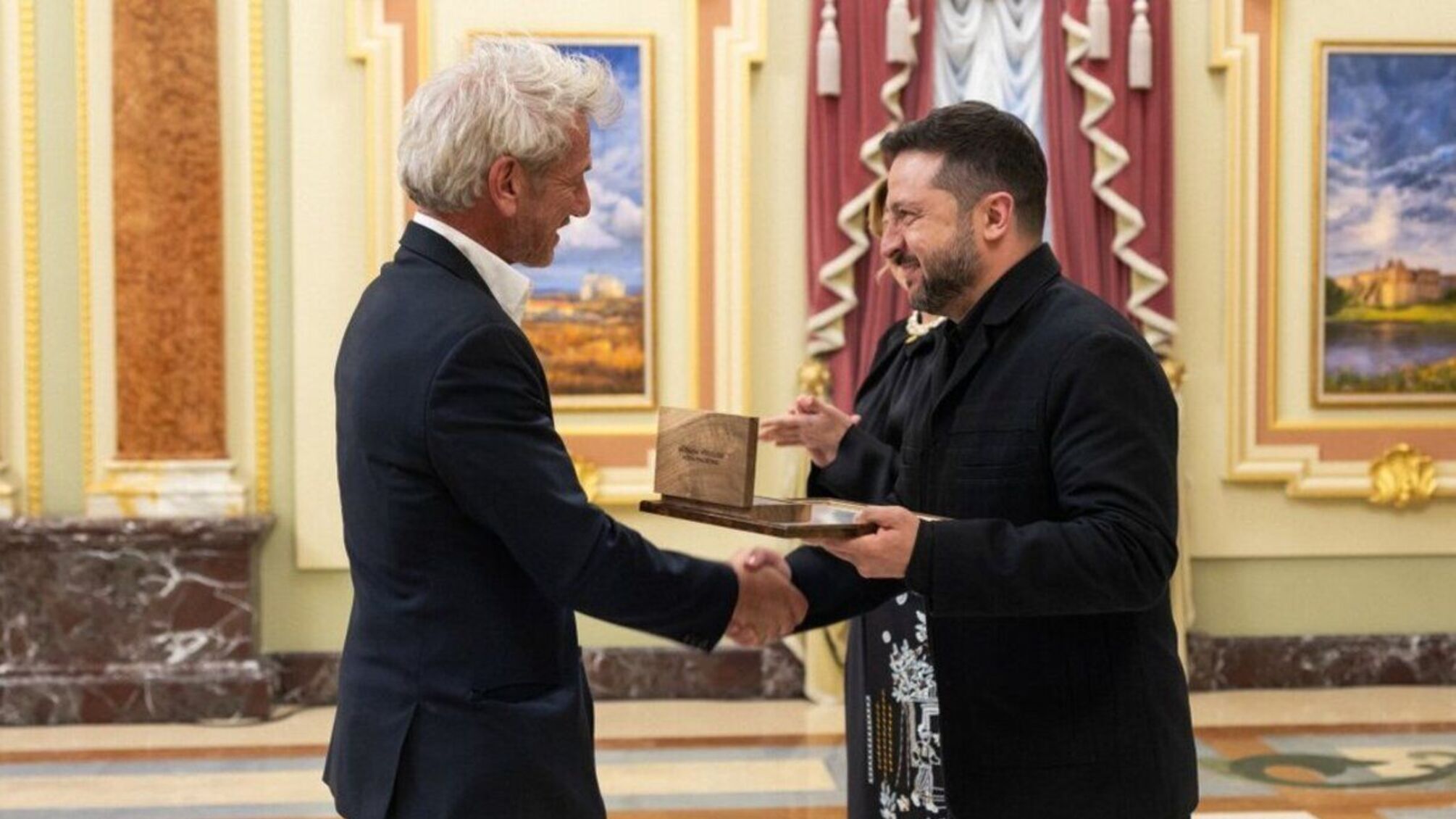 Шон Пенн встал на колени перед Зеленским: президент неожиданно ответил на жест актера