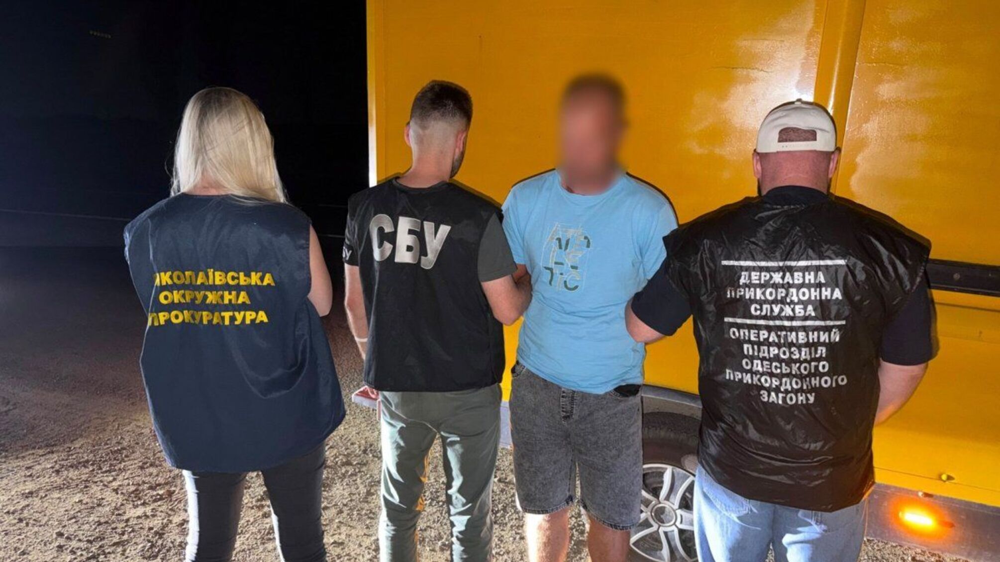 На Миколаївщині викрили схему втечі за кордон: чоловіків ховали у спеціальній ніші авто (відео)