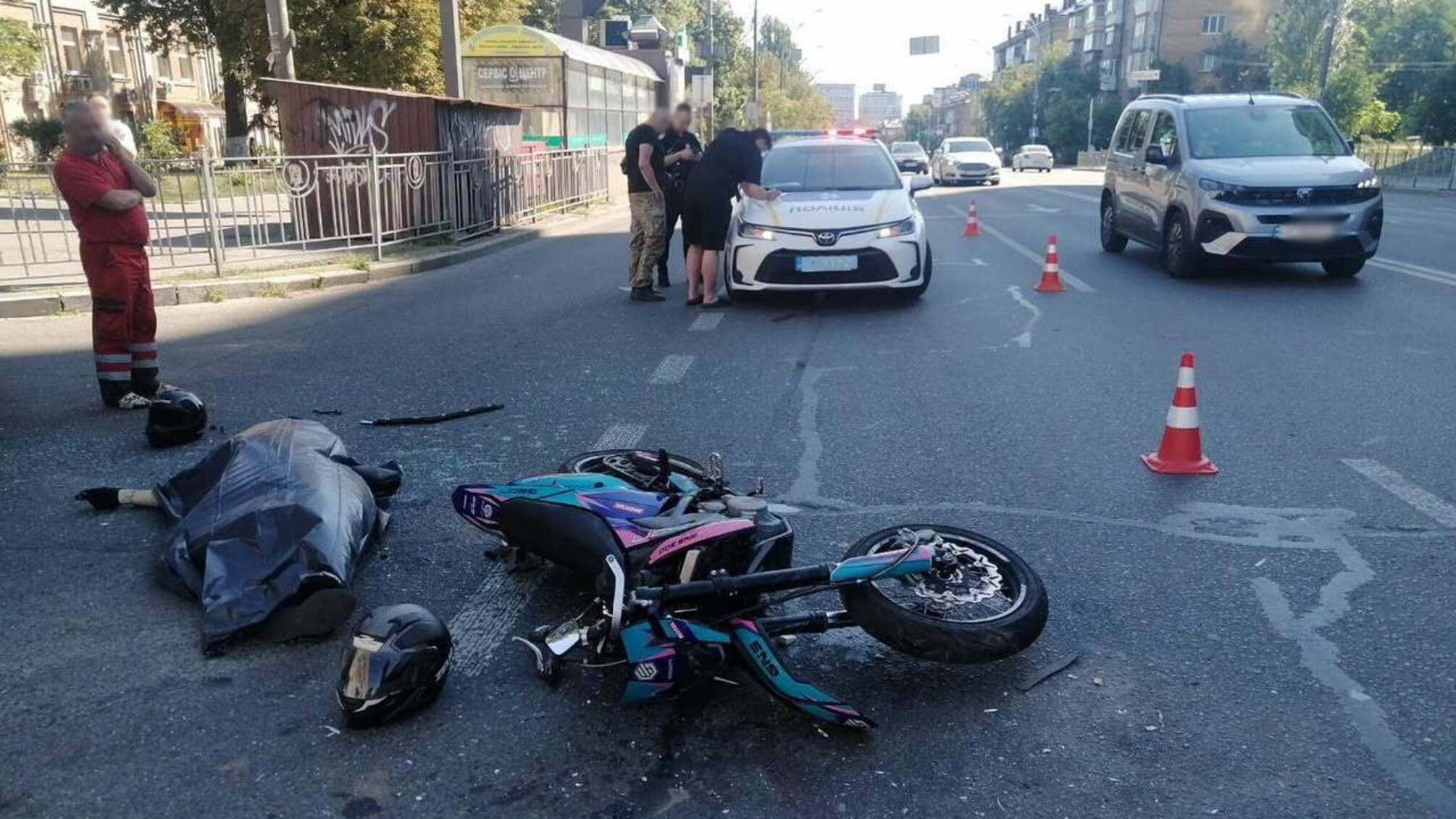 В Киеве KIA столкнулась с мотоциклом: 26-летний водитель погиб, пассажирка - в больнице