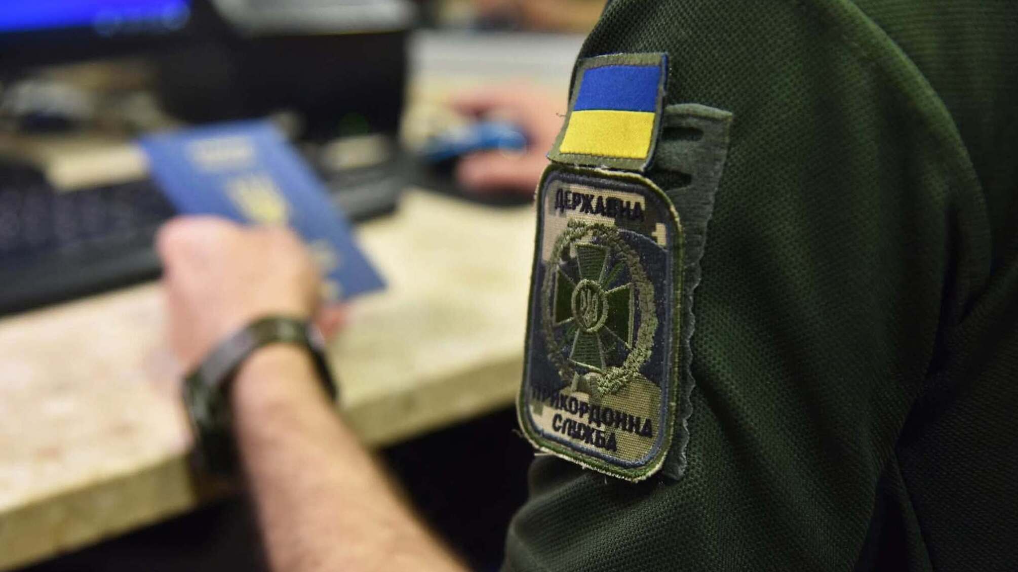 500 долларов 'под ноутбук': в 'Грушеве' разоблачили попытку подкупа пограничника