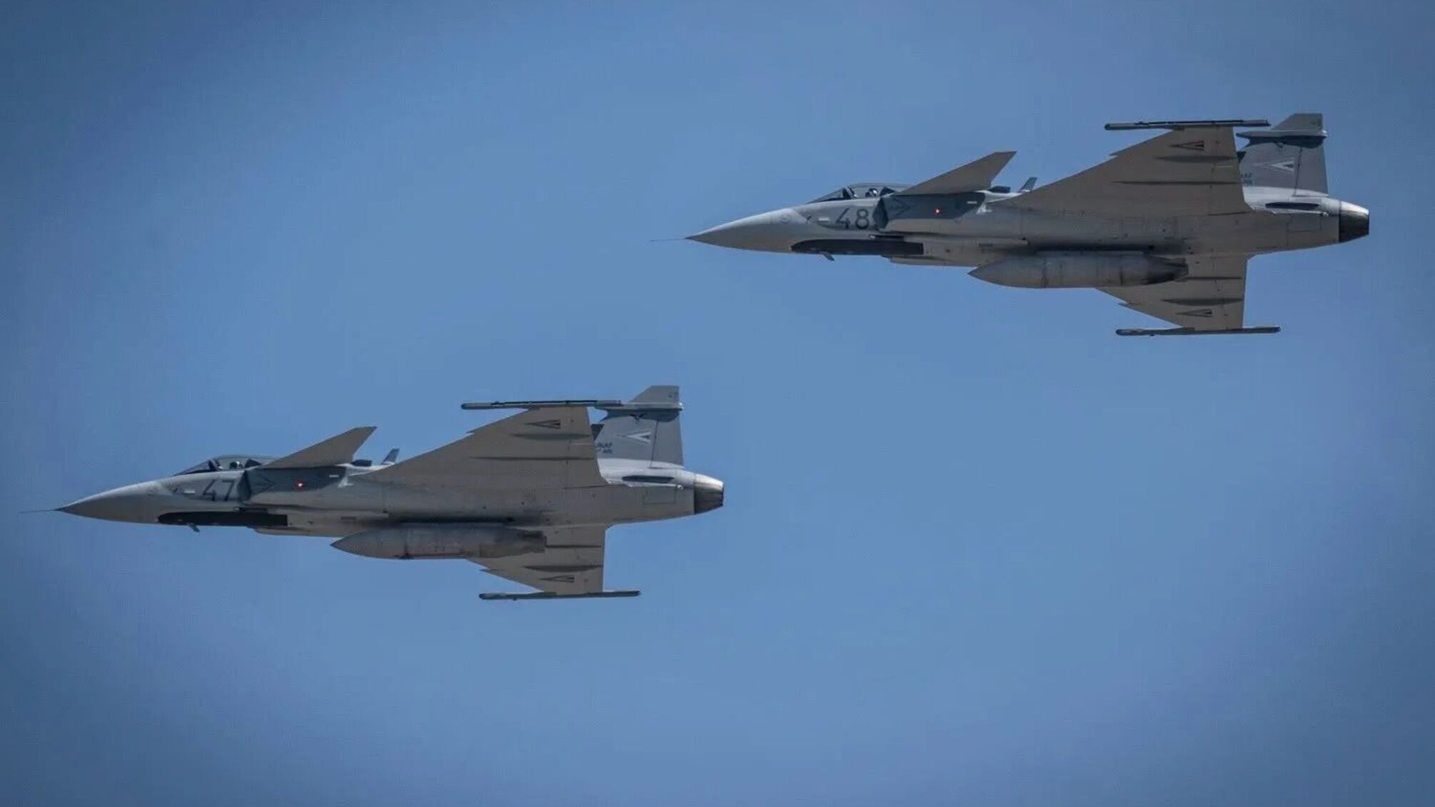 Угнанный самолет летел к АЭС 'Пакш': Венгрия подняла истребители Gripen