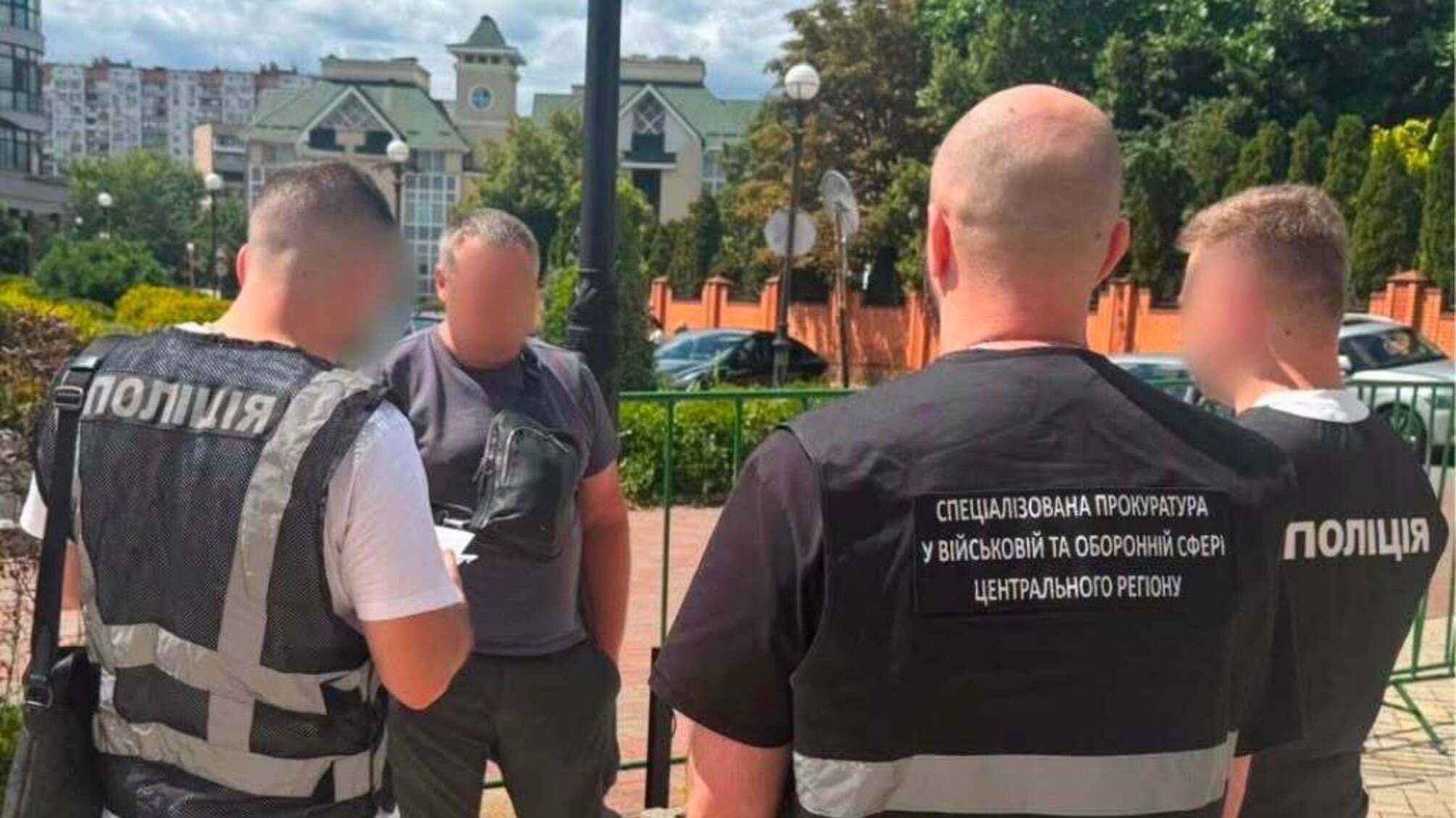 За $26 тисяч обіцяли вивезти військового з бойової зони та приховати СЗЧ: затримано двох підозрюваних