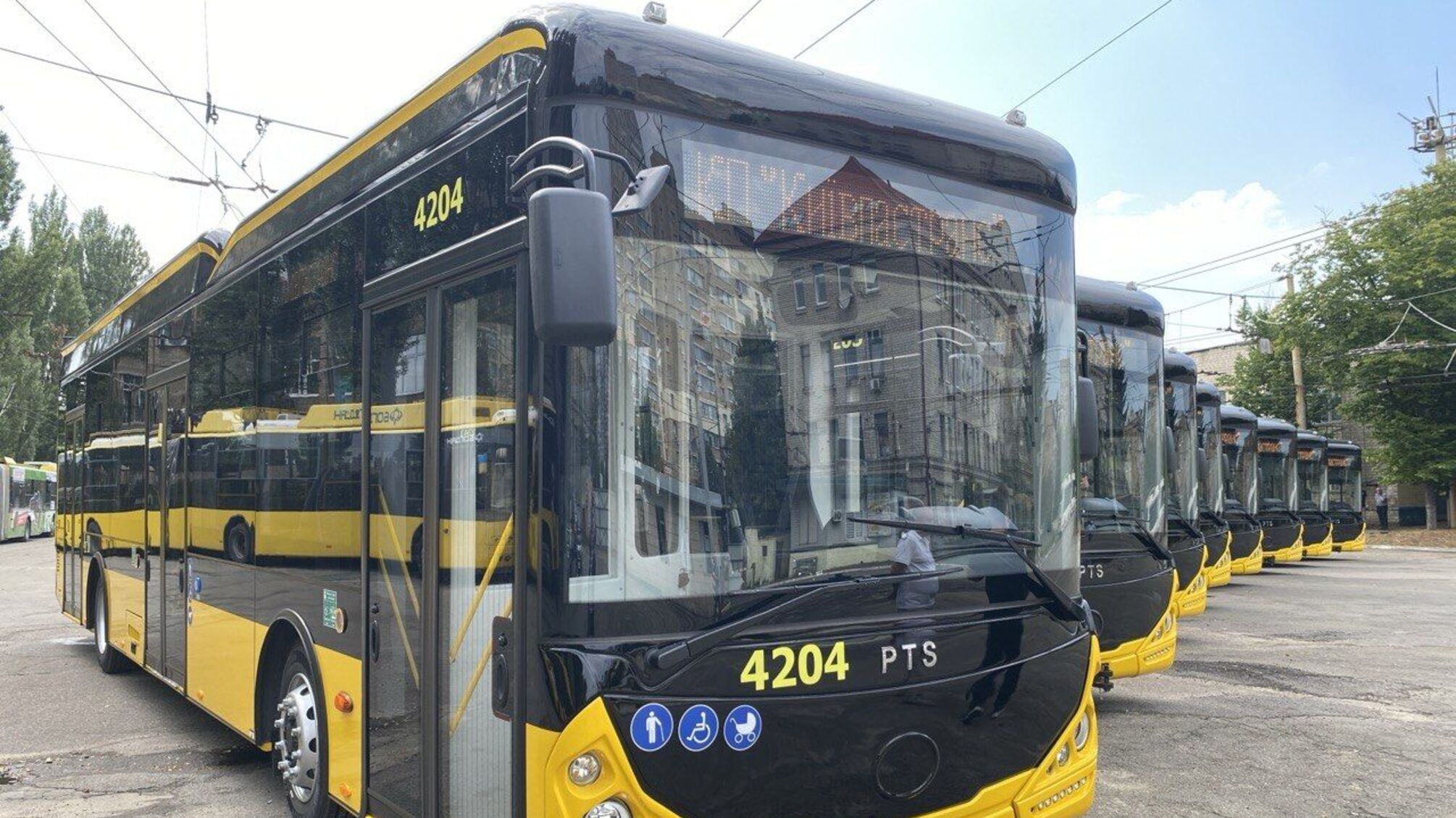 У Києві на маршрути вийшли ще 8 нових тролейбусів: чим обладнали транспорт