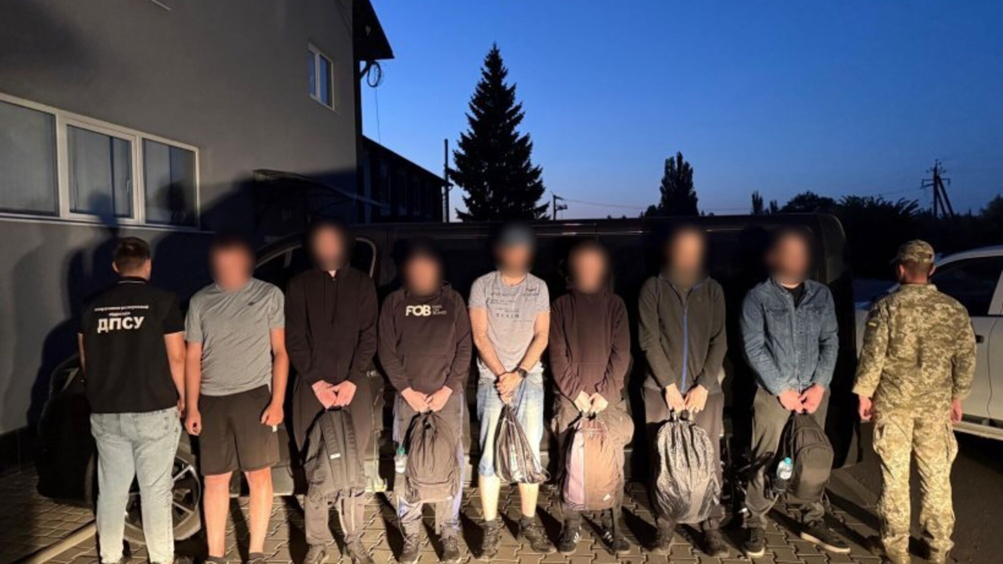 Заплатили від $7 до $14 тисяч за маршрут до Молдови: на Буковині затримали шістьох чоловіків