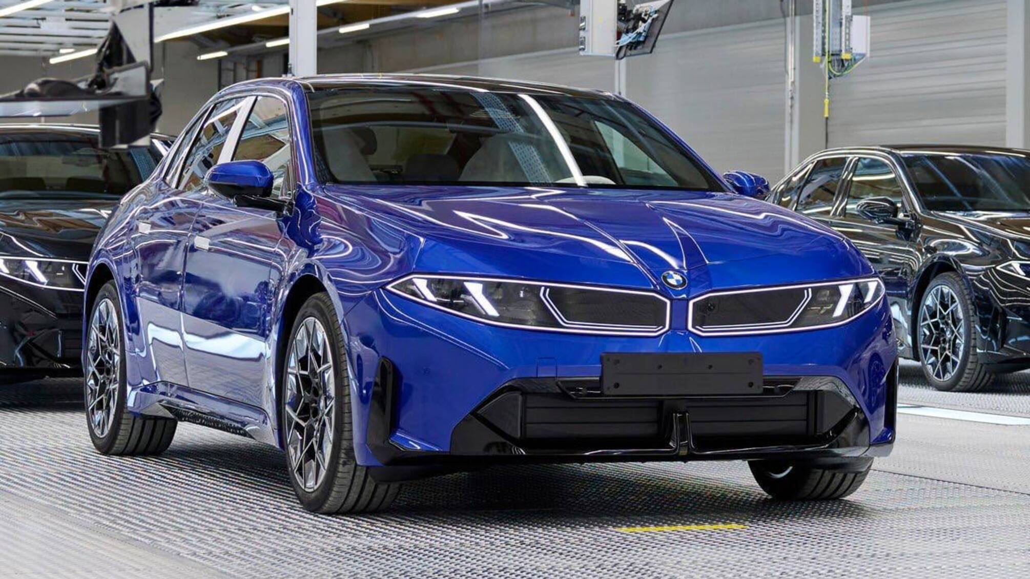 BMW начала выпуск электроседана с запасом хода более 900 км