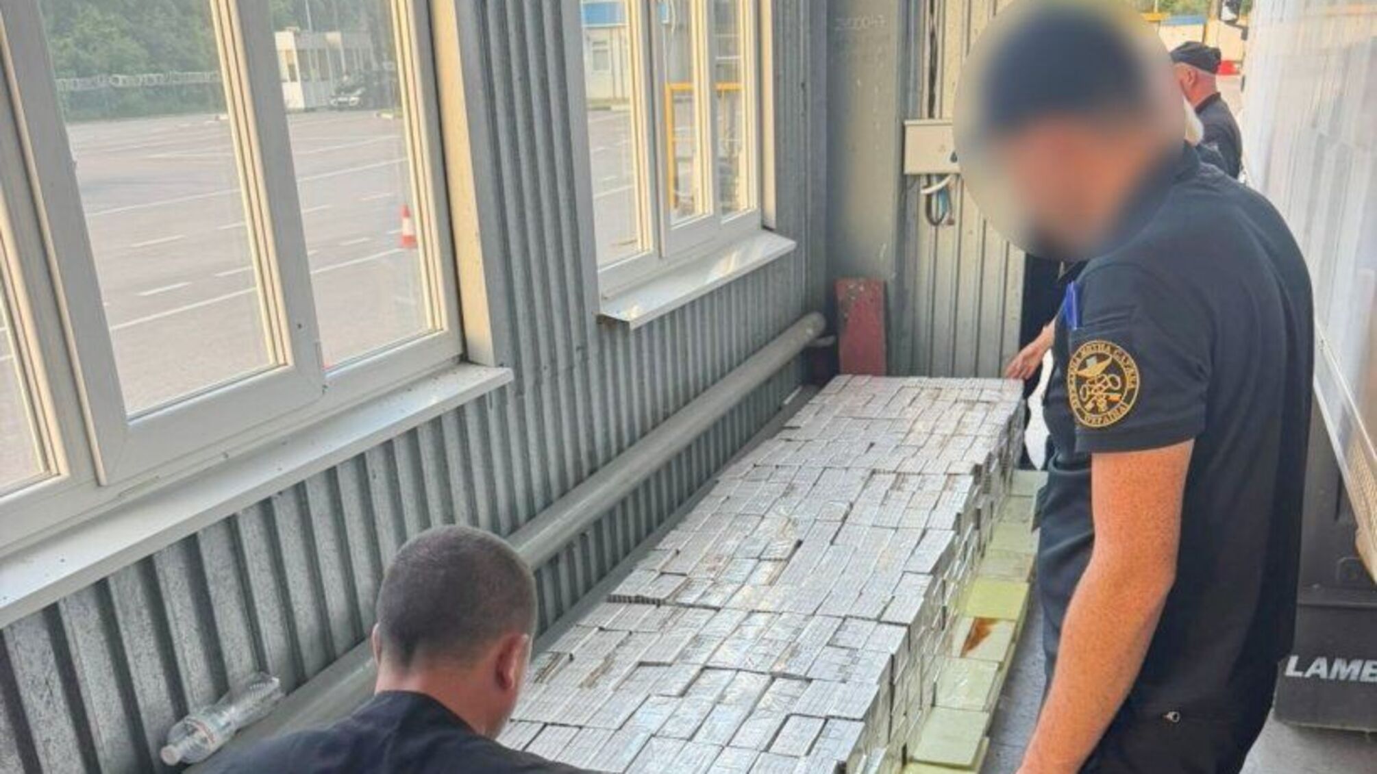 На Буковині у вантажівці з чипсами знайшли понад 11 тисяч пачок сигарет