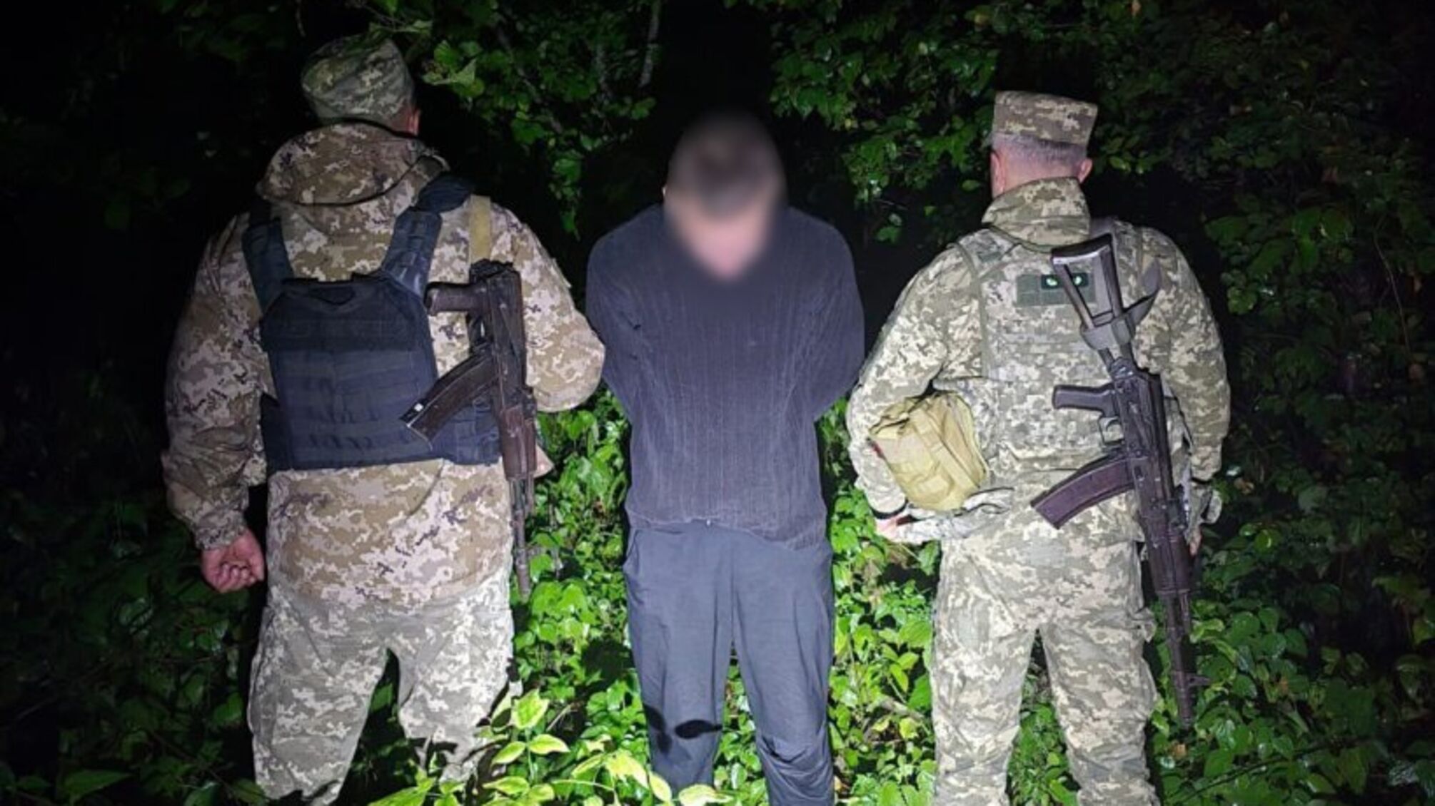 Заблудился в лесу при попытке бежать за границу: пограничники разыскали 24-летнего мужчину (видео)