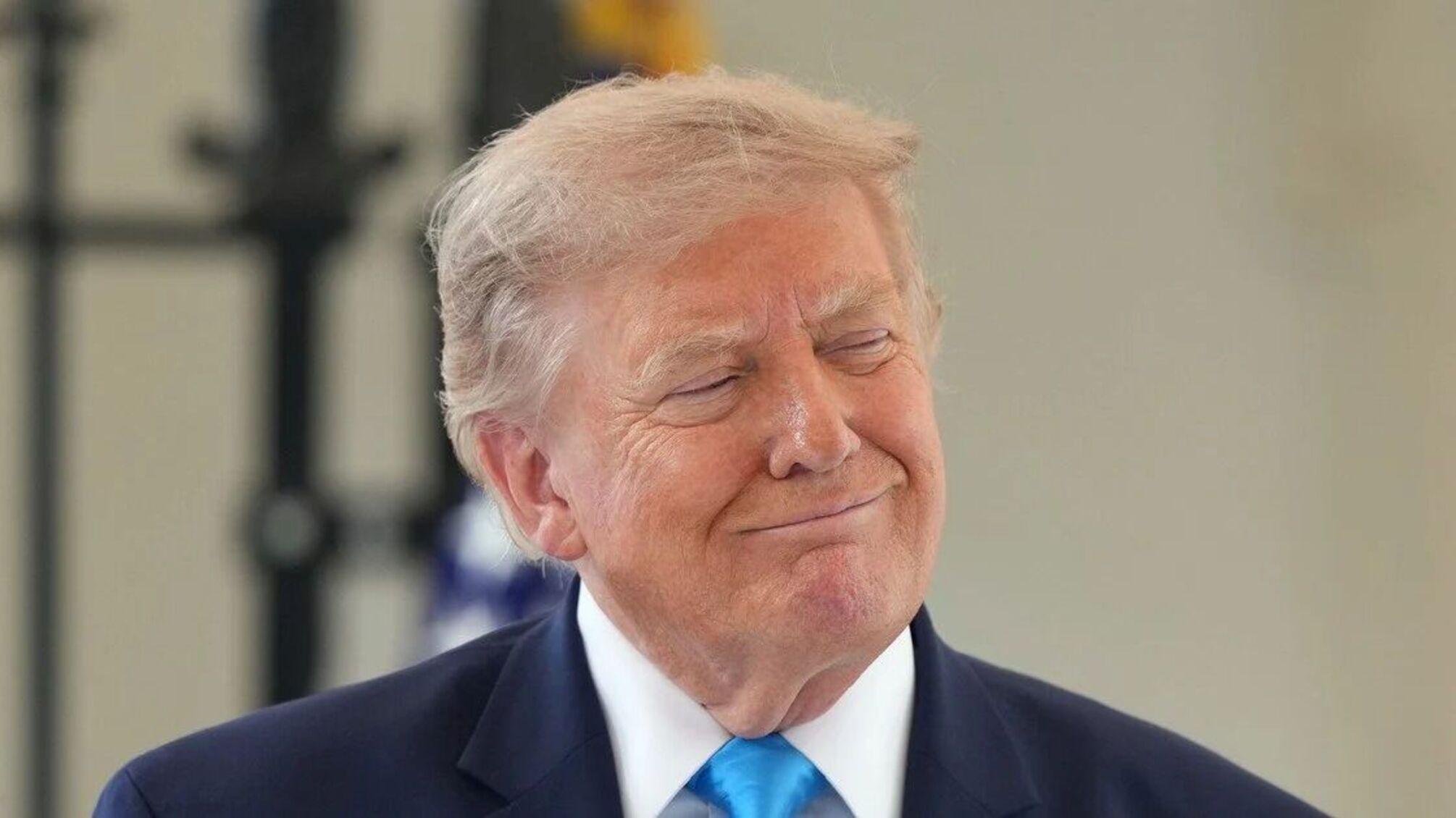 Фото Дональда Трампа с поцелуем вызвало волну слухов об измене