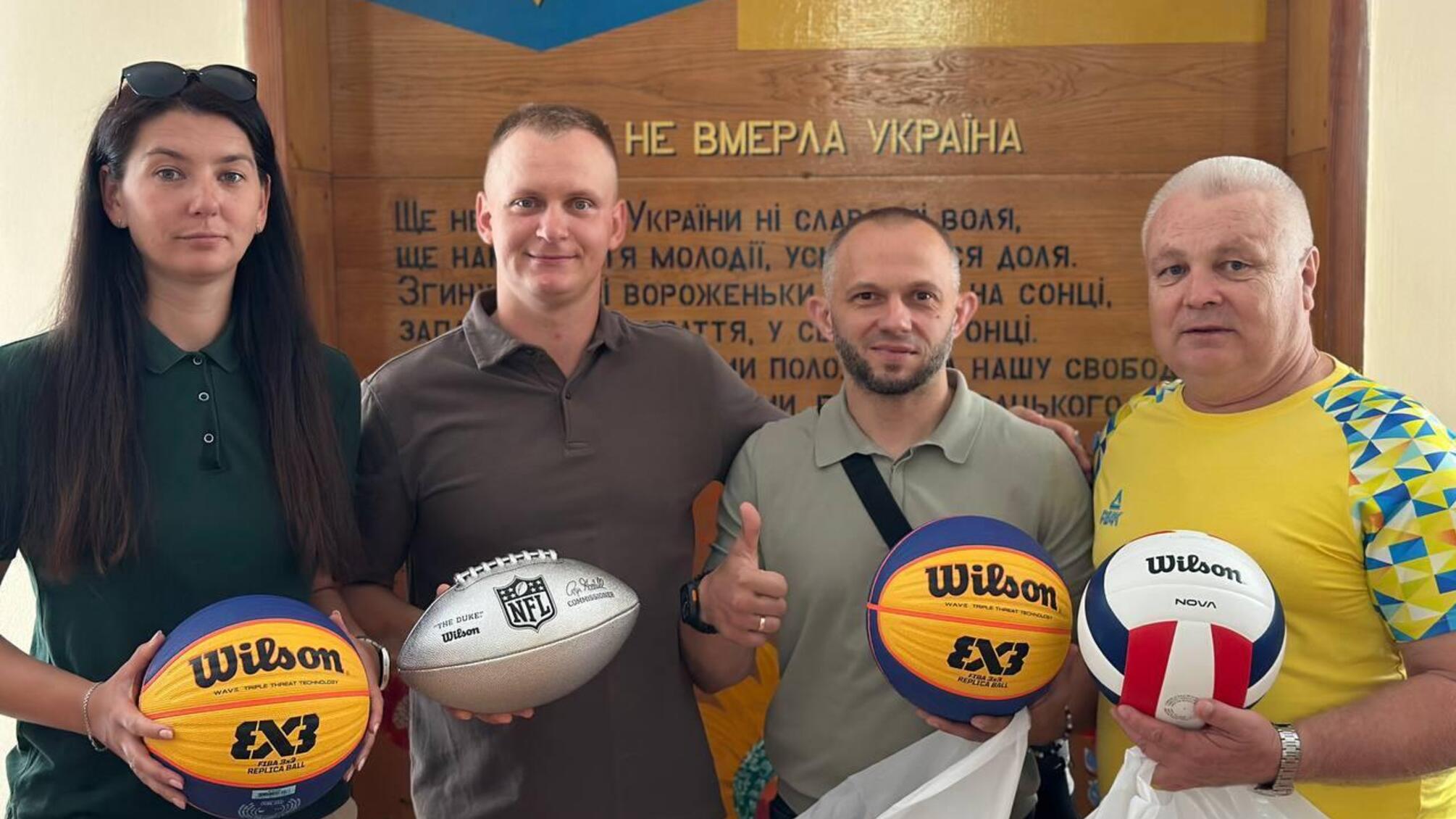 Спортивная мотивация для молодежи: офицер ДСР и ветеран спорта Евгений Сундук поддержал учащихся киевской гимназии в День знаний