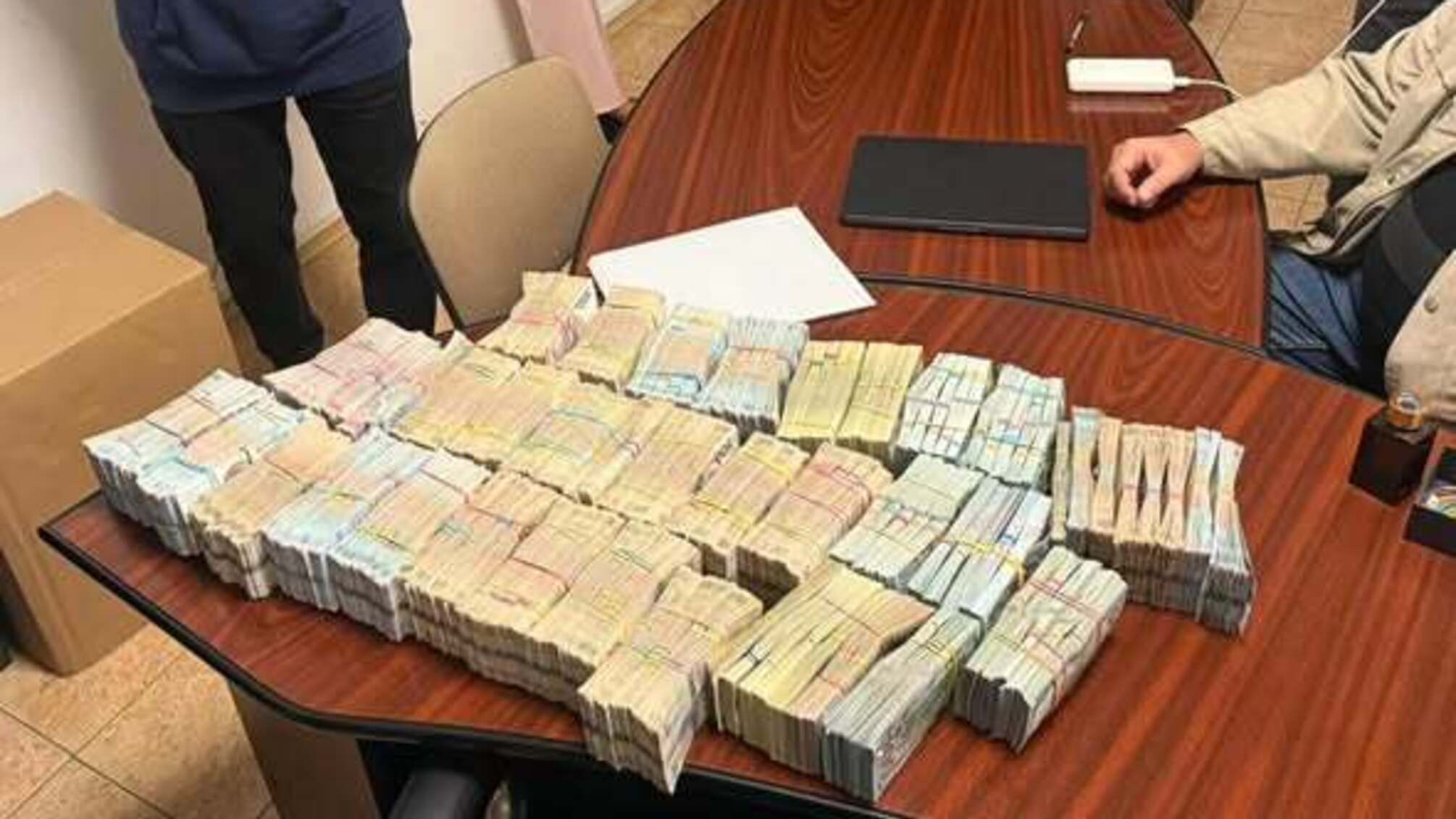 Полмиллиарда ежемесячно: БЭБ разоблачило 'конвертцентр' с криптовалютой и десятками фиктивных компаний