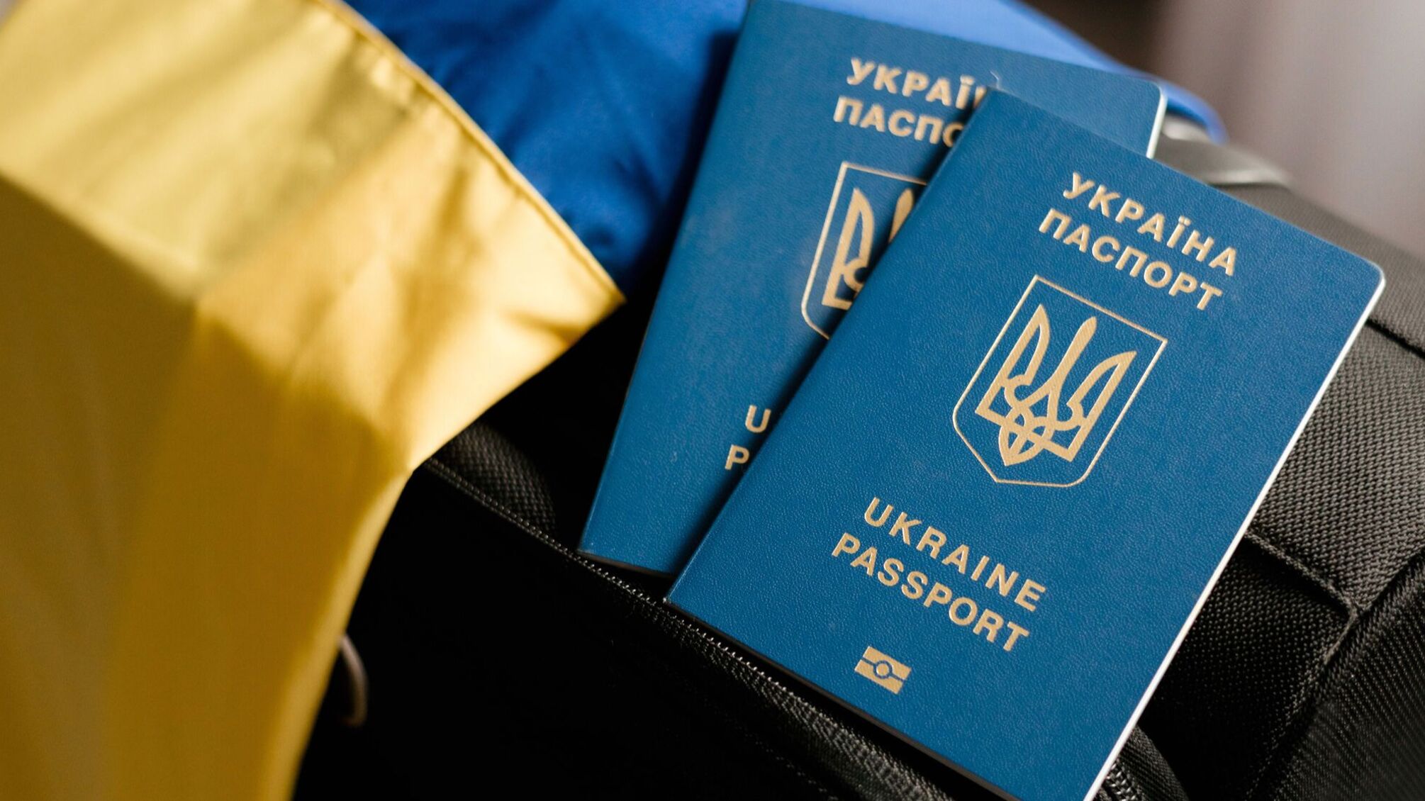 Виїзд чоловіків за кордон у 18-22 роки: правила, документи та можливі відмови