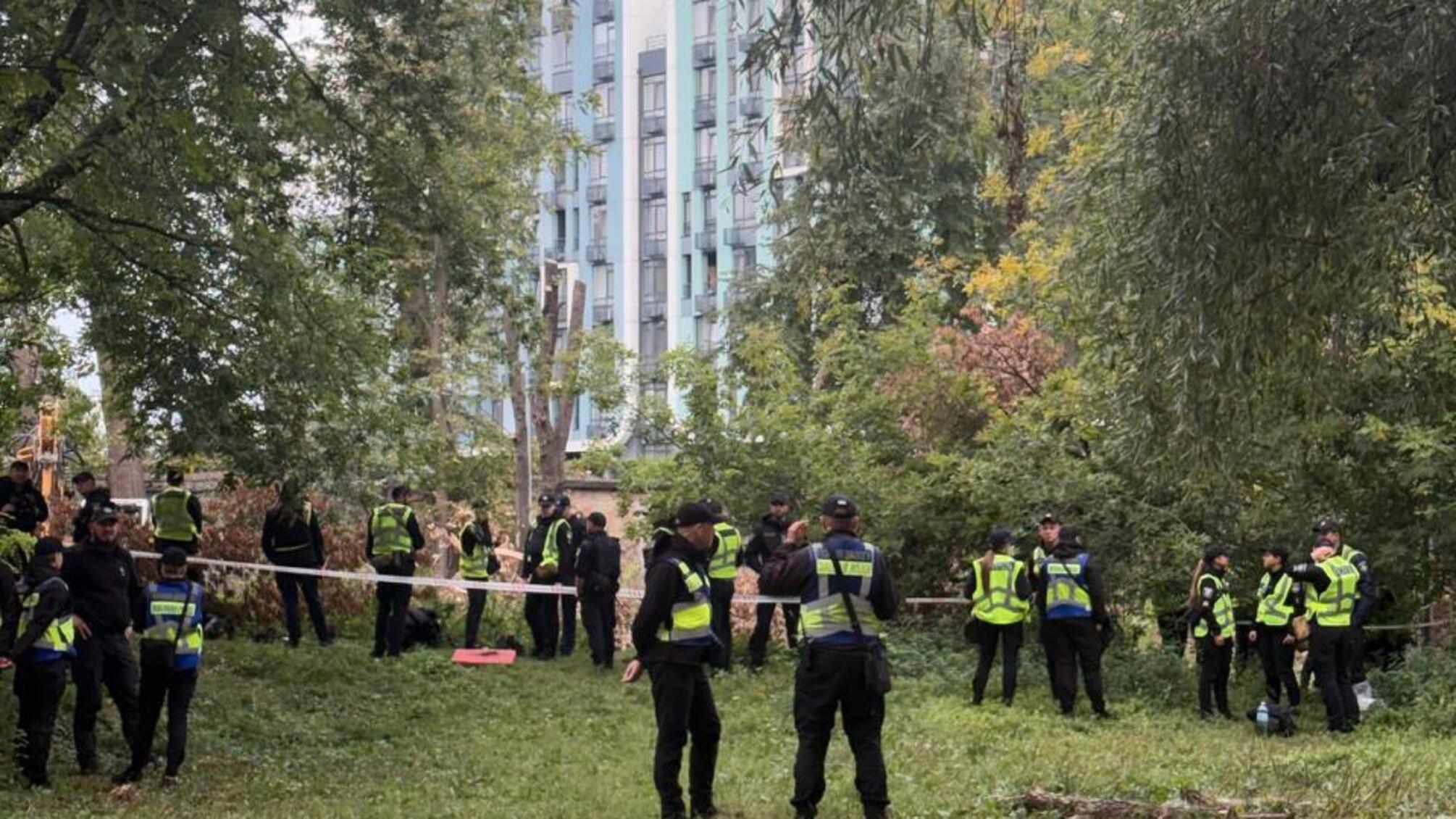 На Теремках знову рубають дерева під теплотрасу: що сталося з обіцяним пошуком альтернативного маршруту