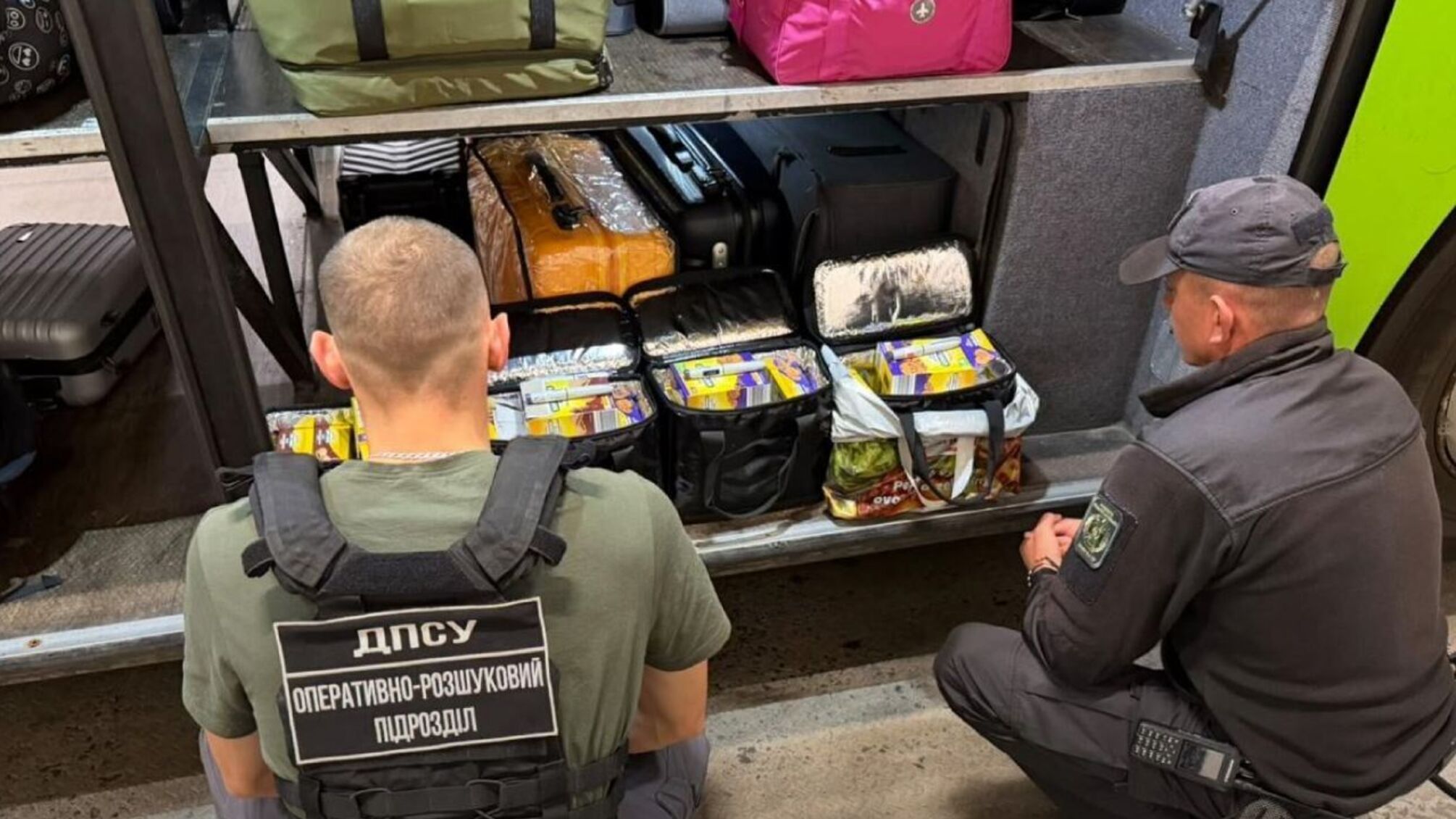 Mounjaro на 7 млн грн ховали у коробках з-під печива: на 'Тисі' викрили сховок в автобусі