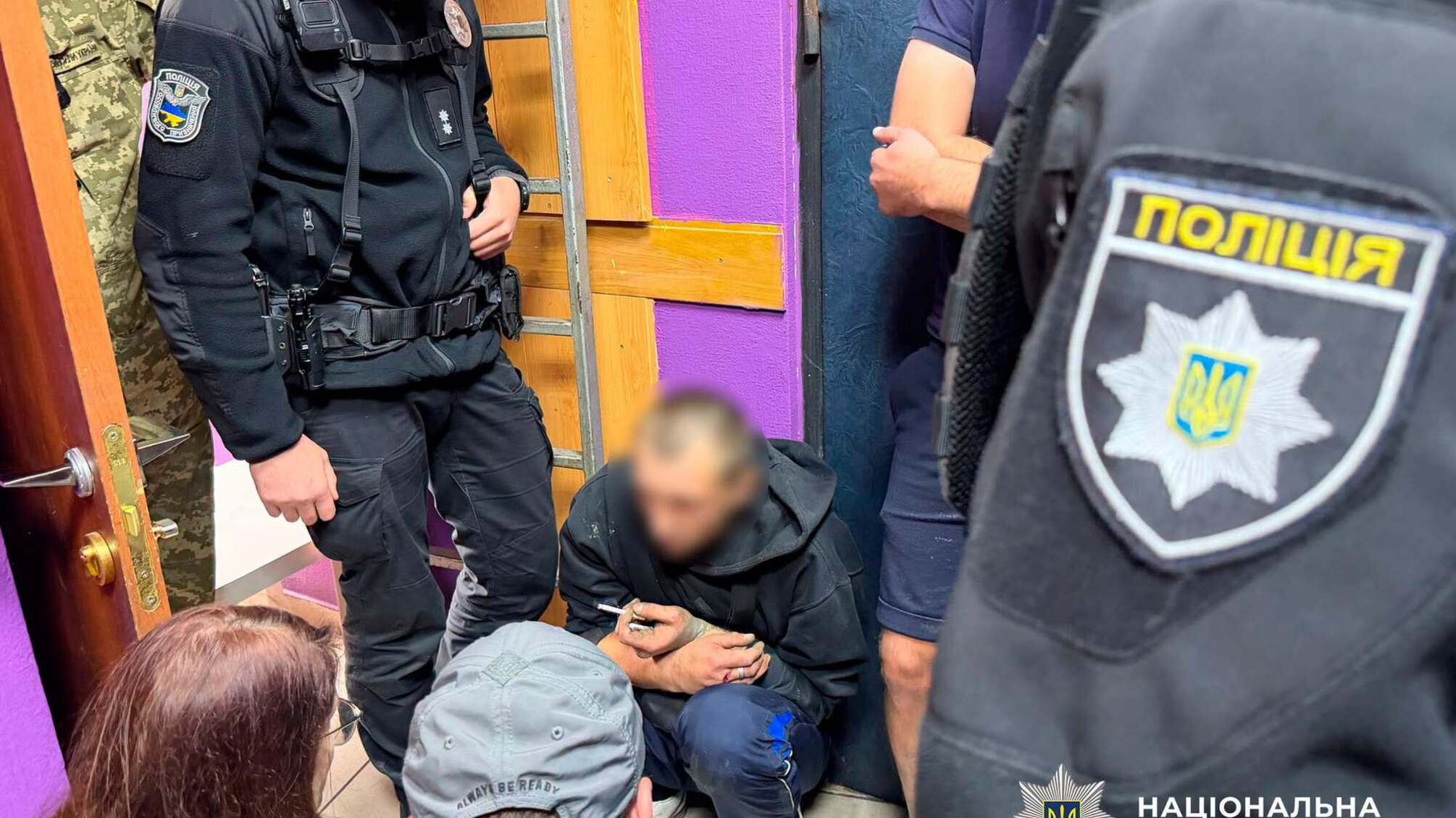 На даху п’ятиповерхівки біля Майдану Незалежності чоловік погрожував стрибнути: його врятували поліцейські