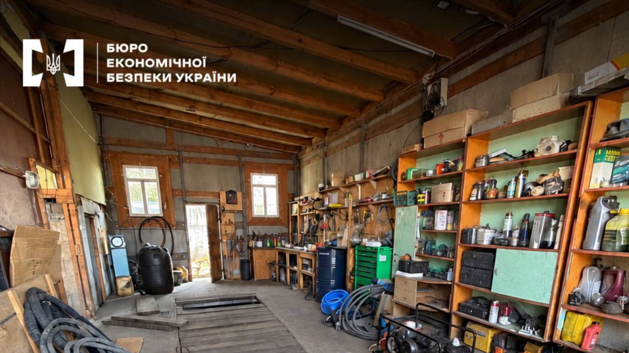Горючее из гаража - доставка бусом: на Волыни накрыли нелегальную 'АЗС на колесах'