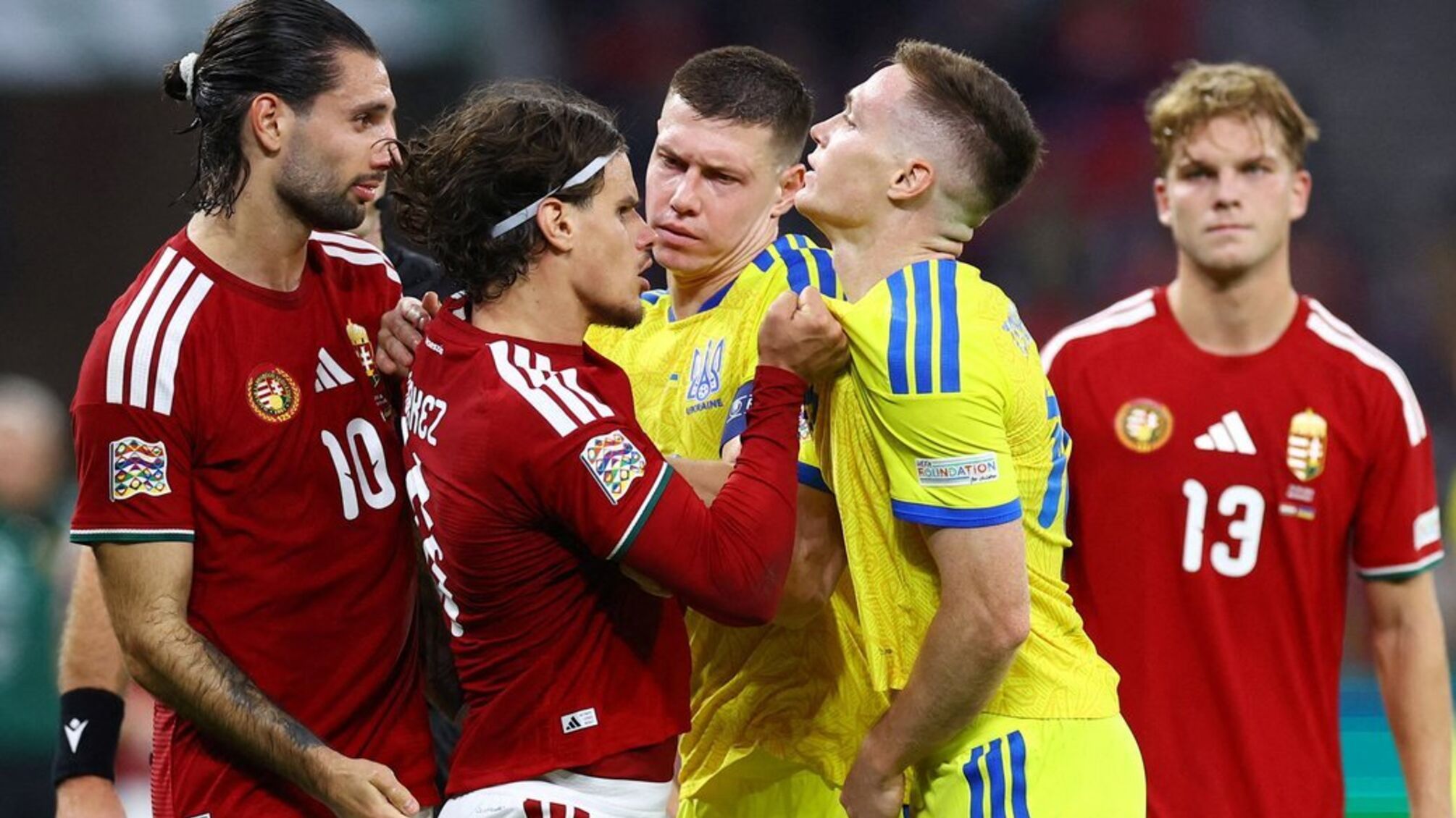 Матч Україна — Угорщина закінчився скандалом: футболісти влаштували сутичку