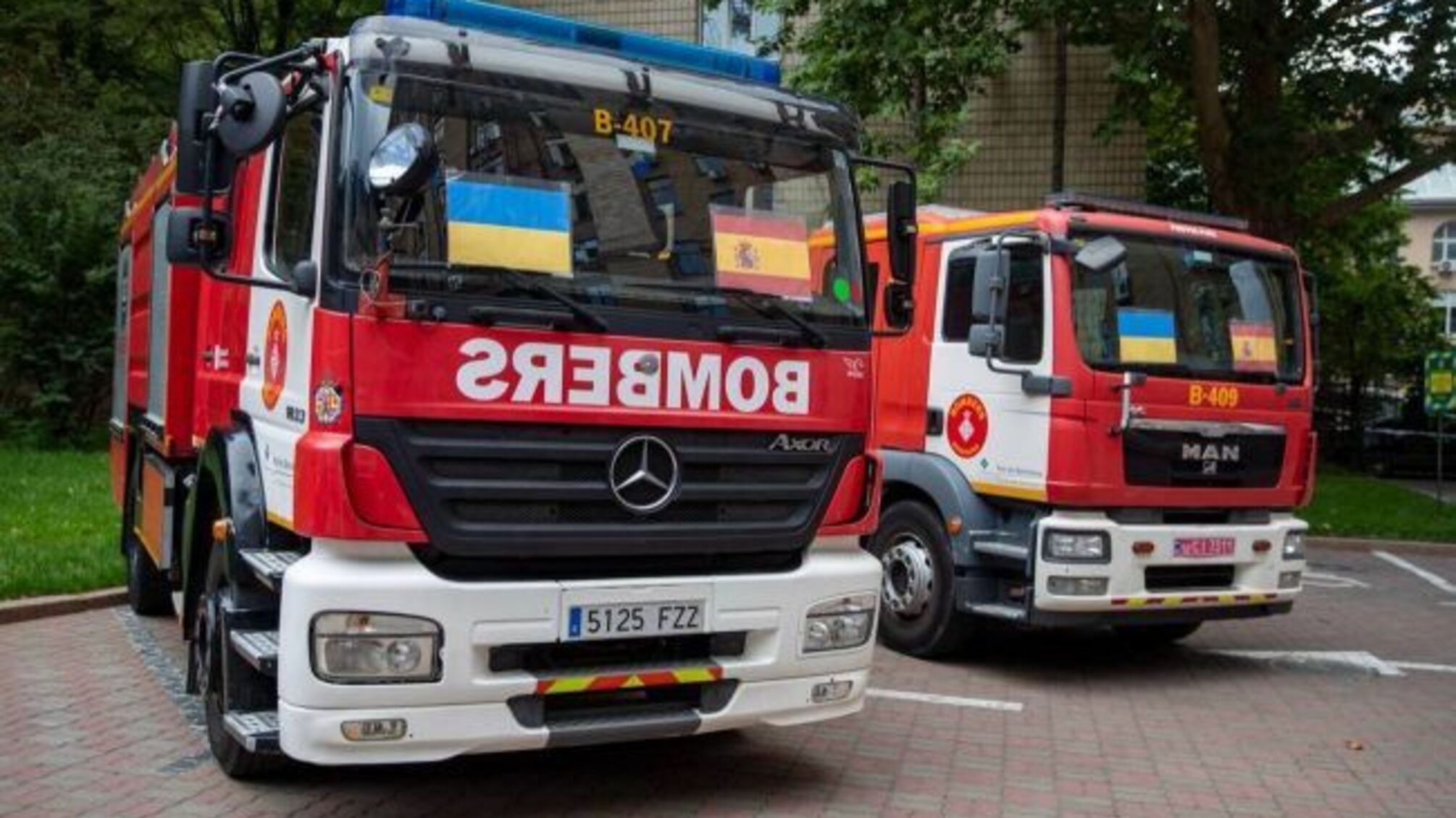Київ отримав ще два пожежні автомобілі від Барселони: Кличко показав спецтехніку