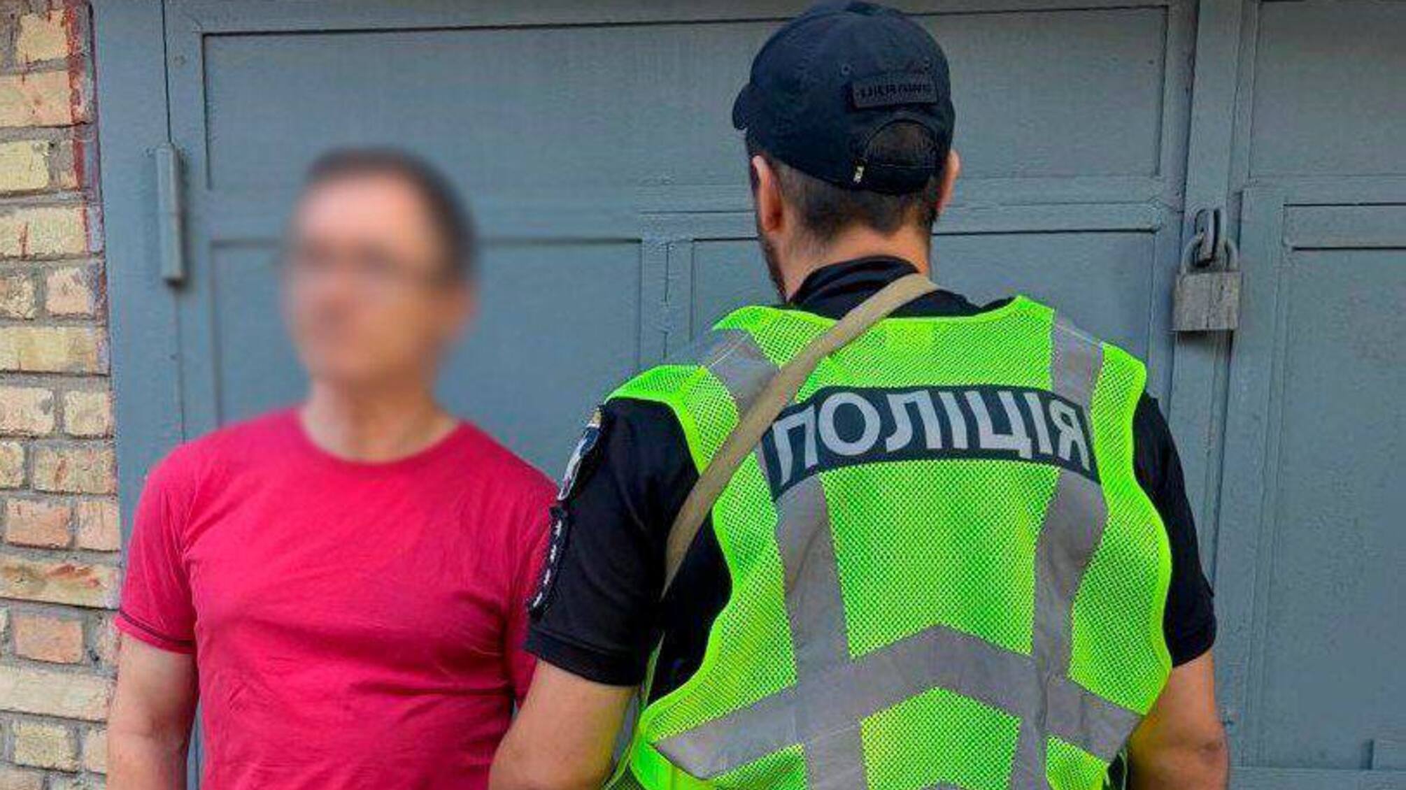 У Голосіївському районі Києва затримали чоловіка, який погрожував перехожому автоматом