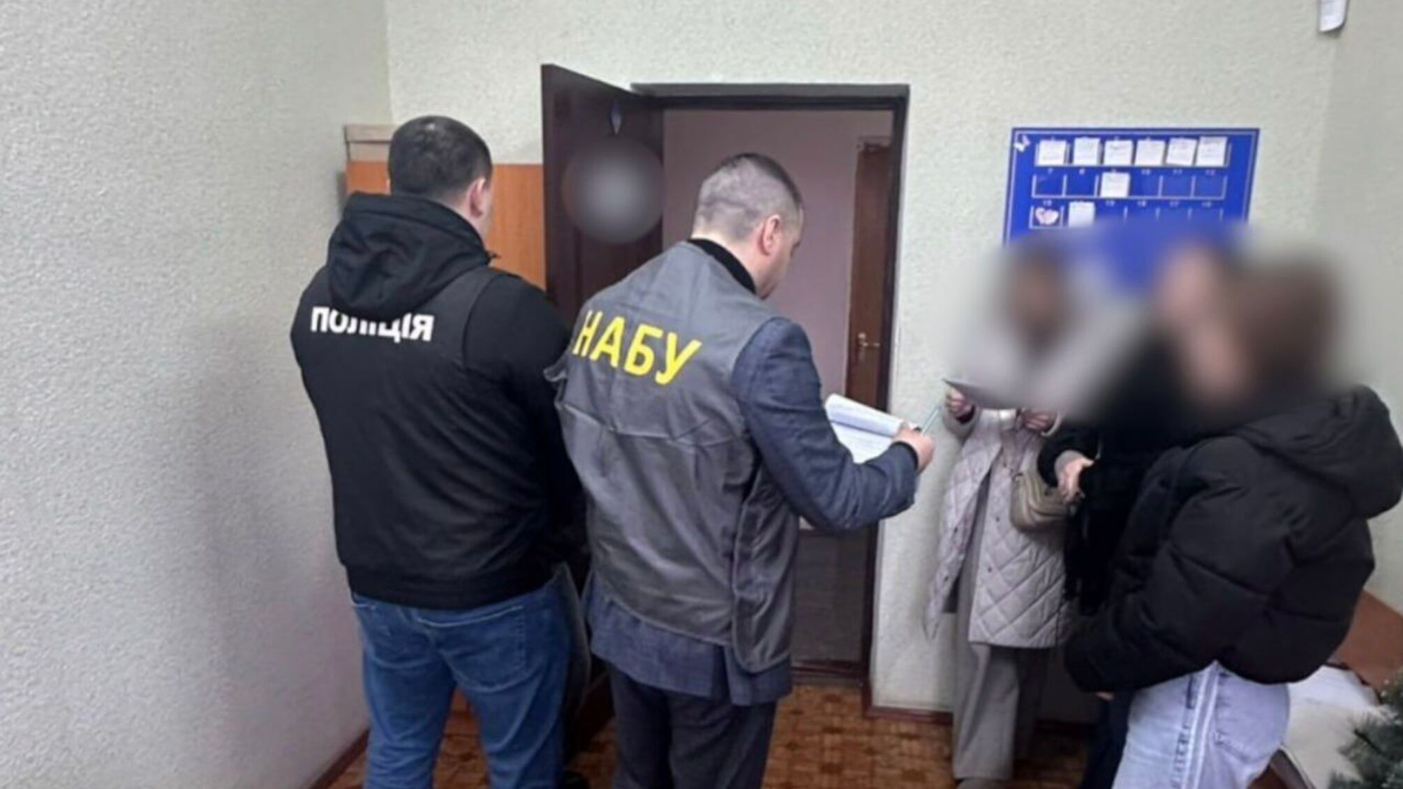 Допомогли закрити справу про п’яне водіння: суддю та посадовця обвинувачують у хабарі