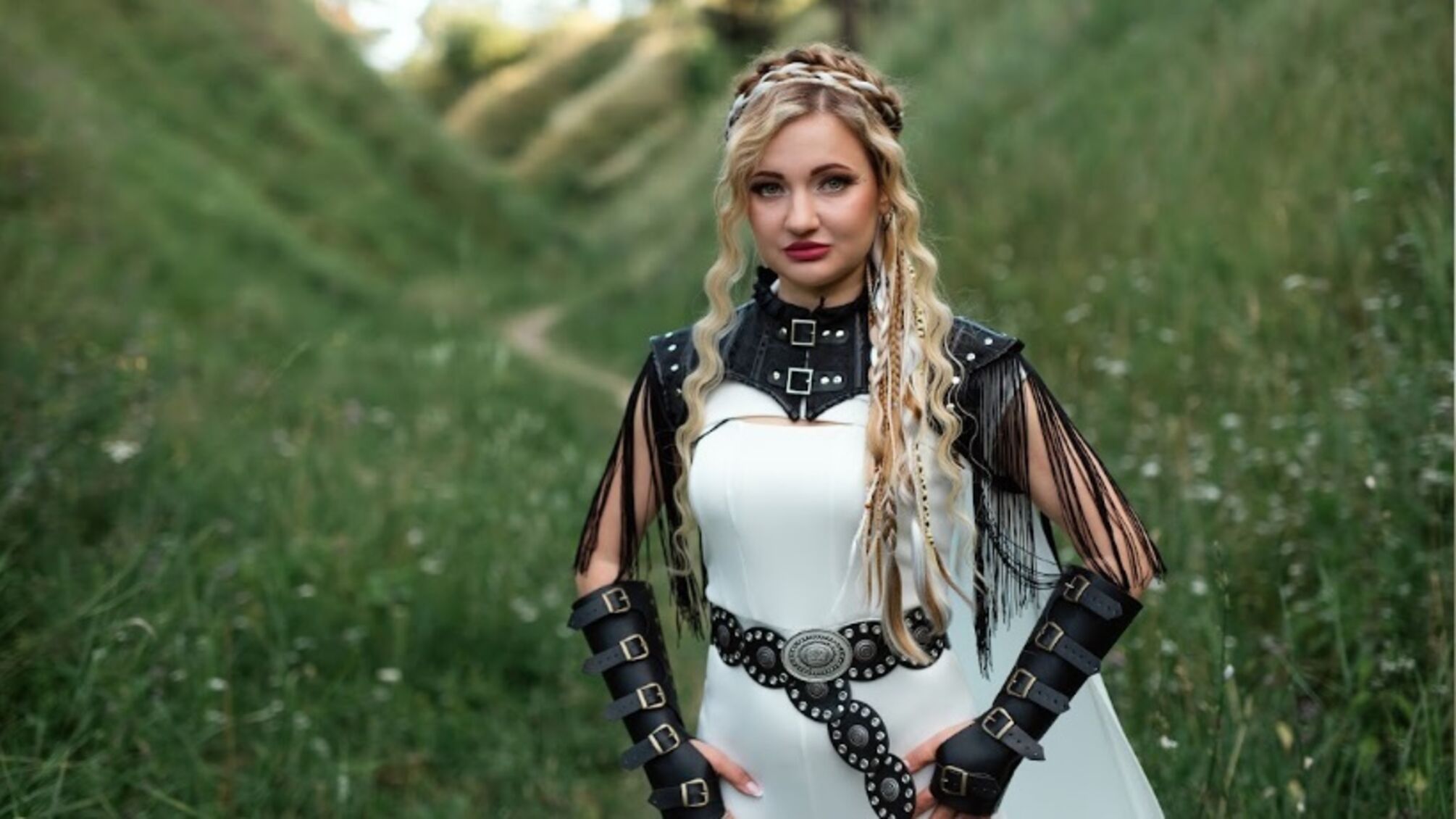 Казаки, Серко и воины ВСУ: АХТЫРЧЕНКО выпустила клип 'Битва за свет'