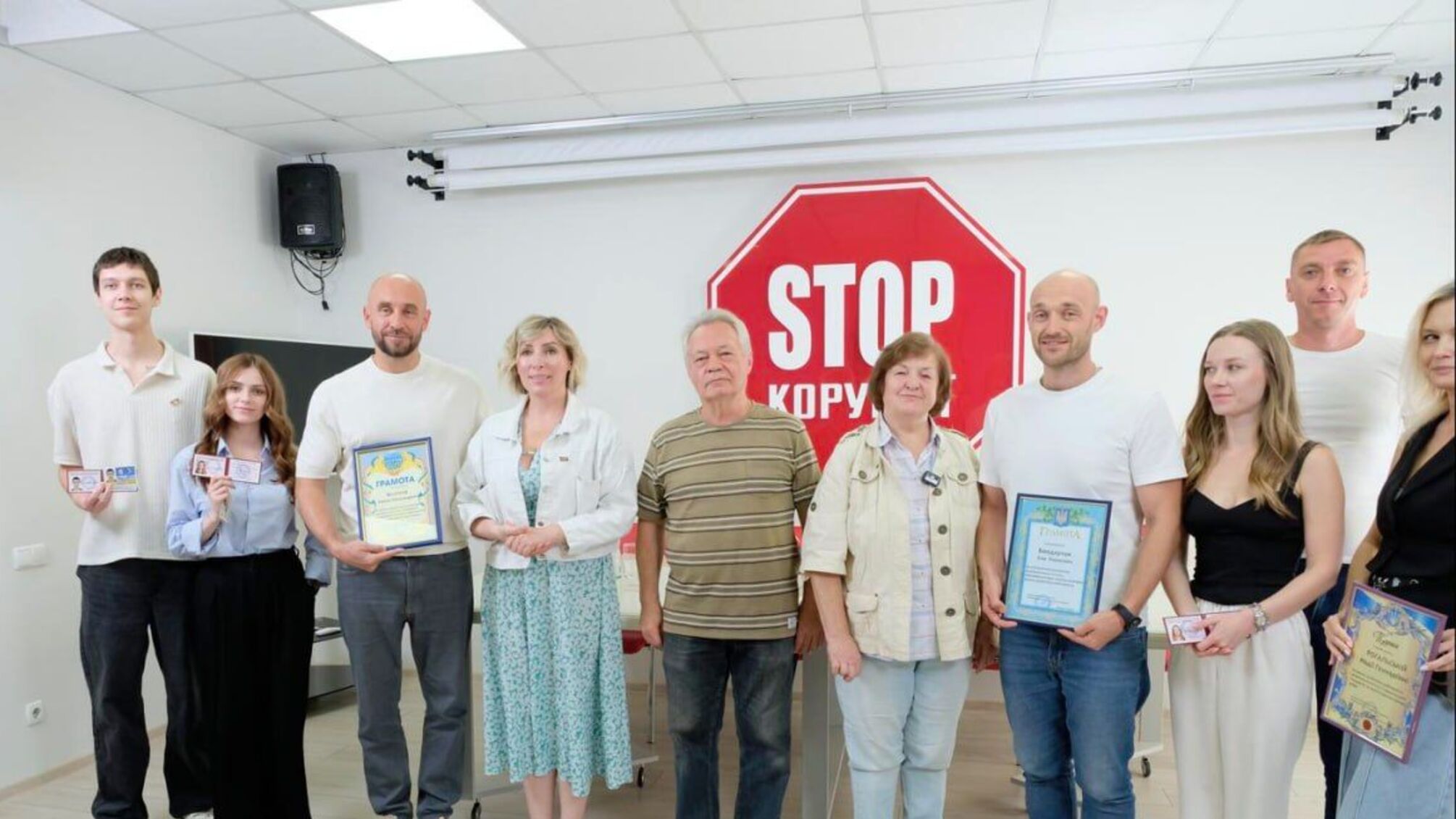 В союзе журналистов - пополнение: в медиацентре 'Стоп коррупции' состоялось вручение удостоверений и знаков от НСЖУ