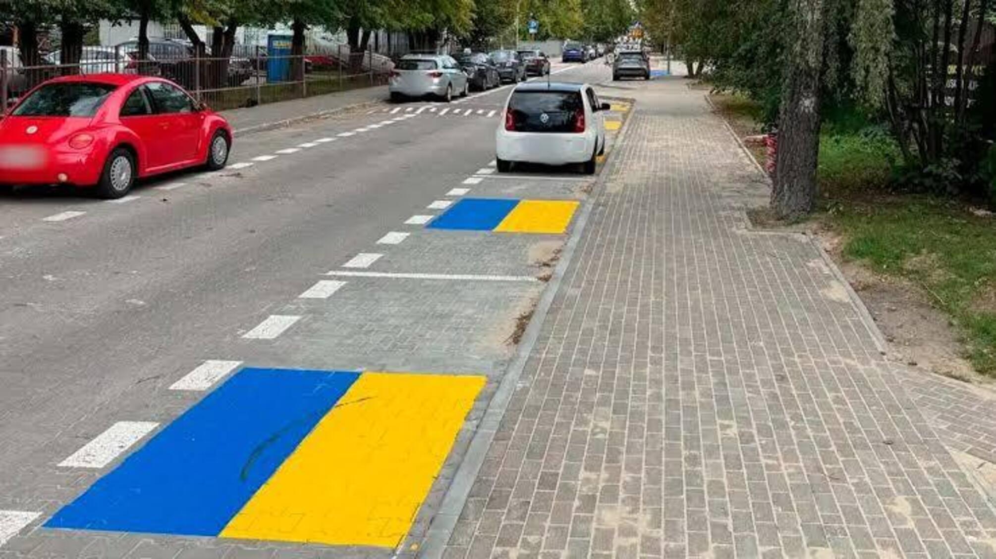 В Польше сине-желтые паркоместа приняли за 'украинские': что объяснили власти